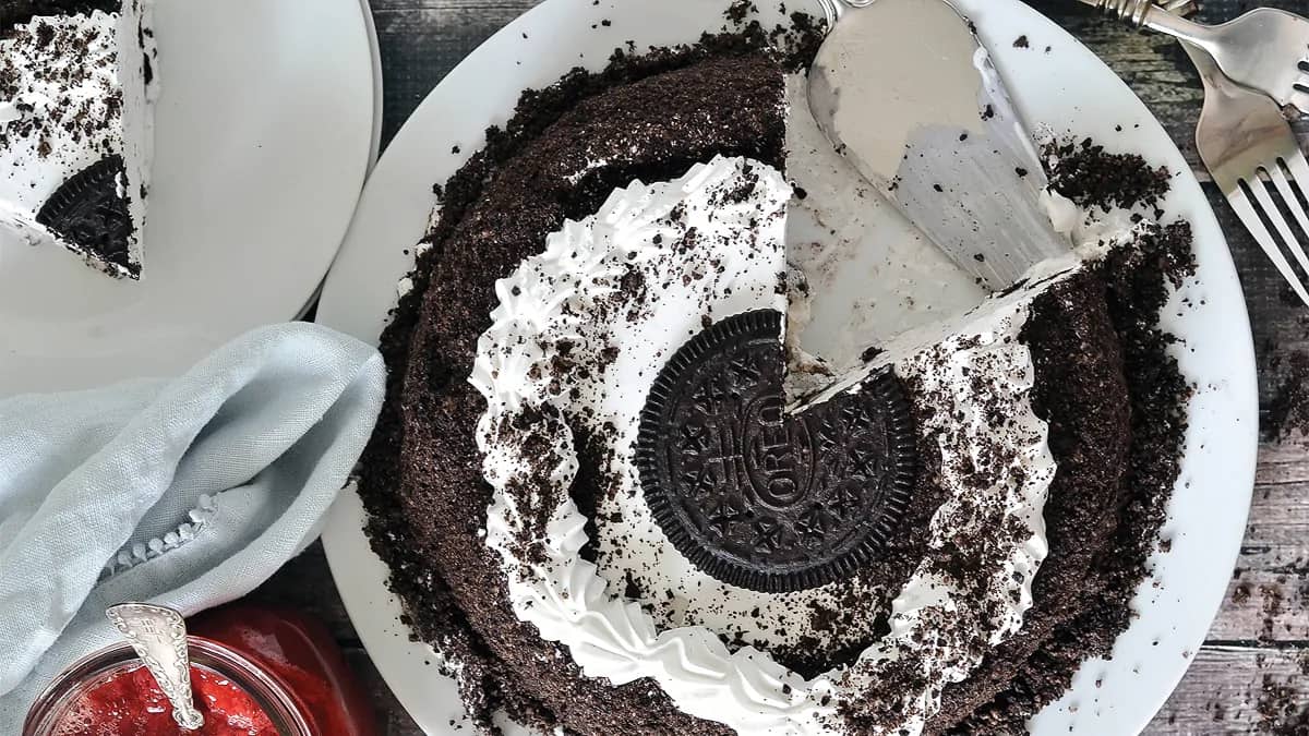 8 Birthday Cakes to Please the Child in You 