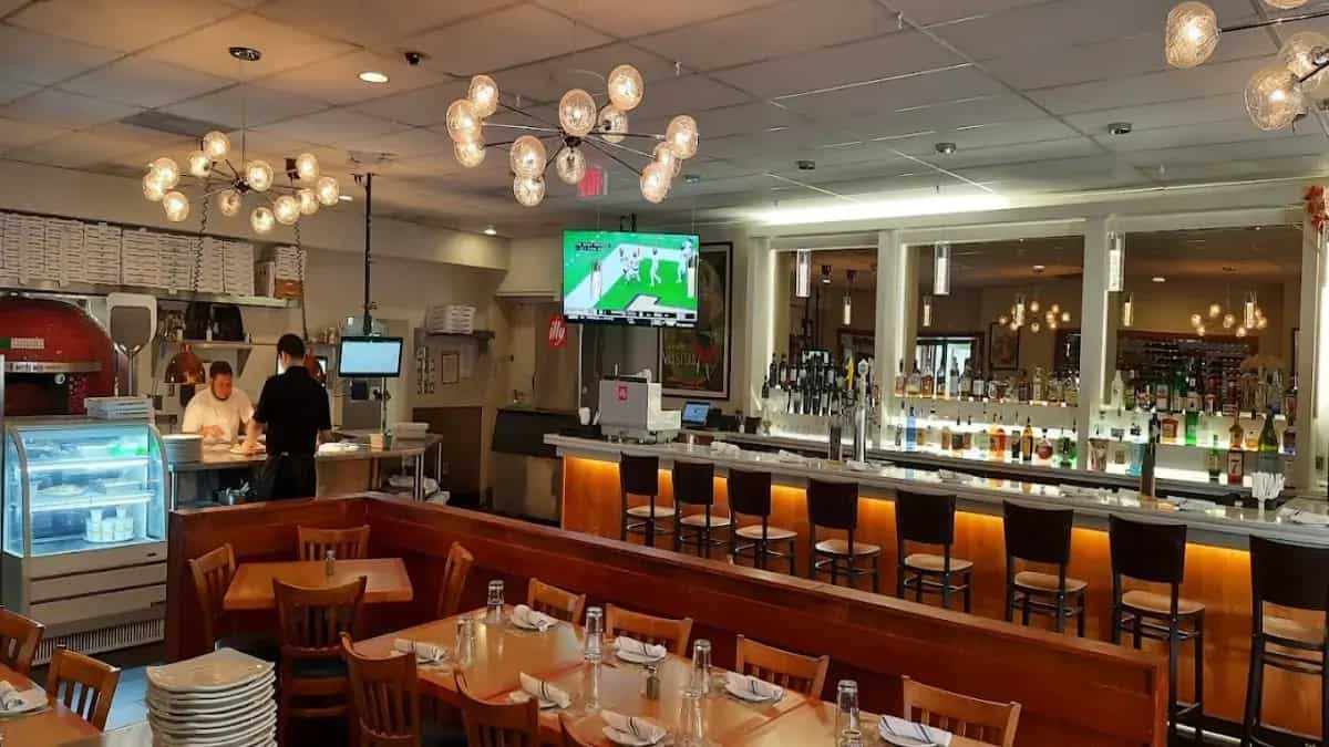 Pizza In Arlington: 6 Best Pizzerias For A Cozy Meal