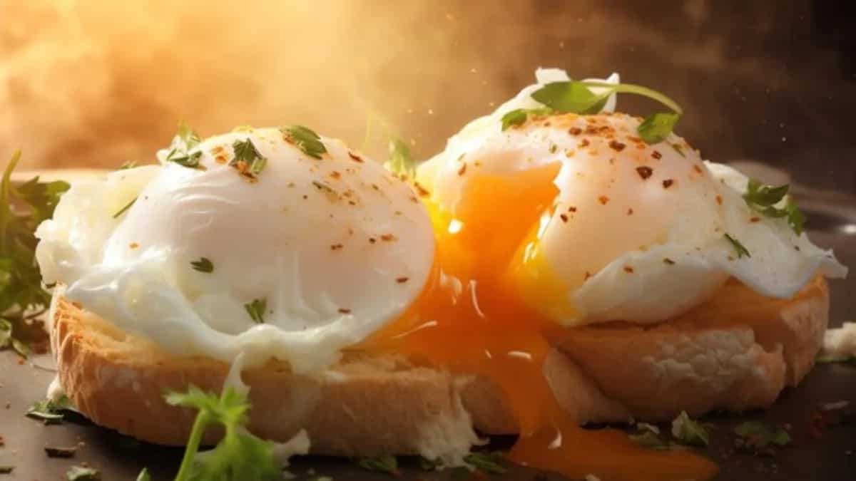 Want A Perfectly Poached Egg? Tips To Master The Technique 