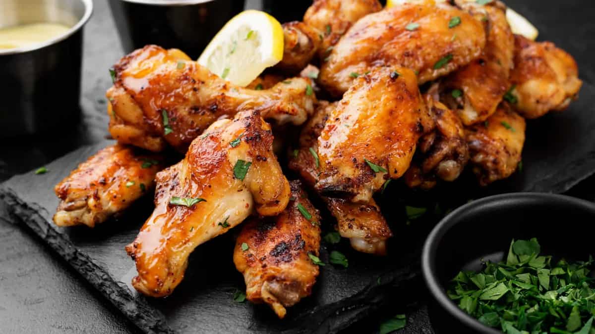 Chicken Wings: To Bake or To Fry? The Delicious Dilemma!