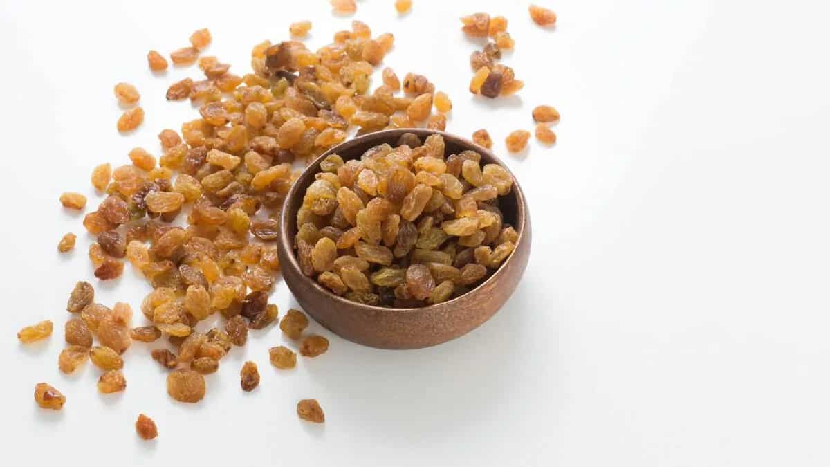 Six Reasons Why Eating Soaked Raisins Is Healthy
