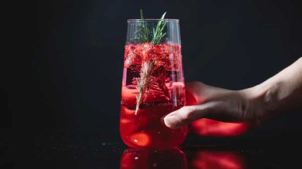 Shake Up These 5 Vibrant Berry Cocktails For A Boozy Evening 