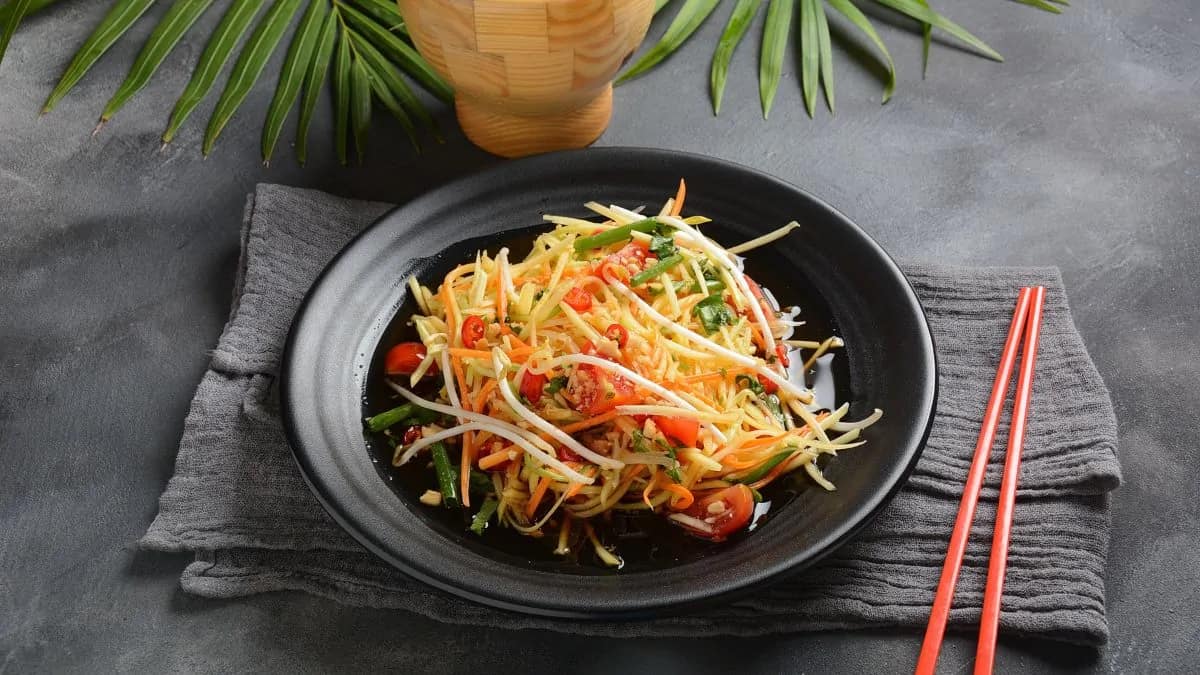 Thai Som Tam Salad: A Crunchy, Spicy Dish With Raw Papaya