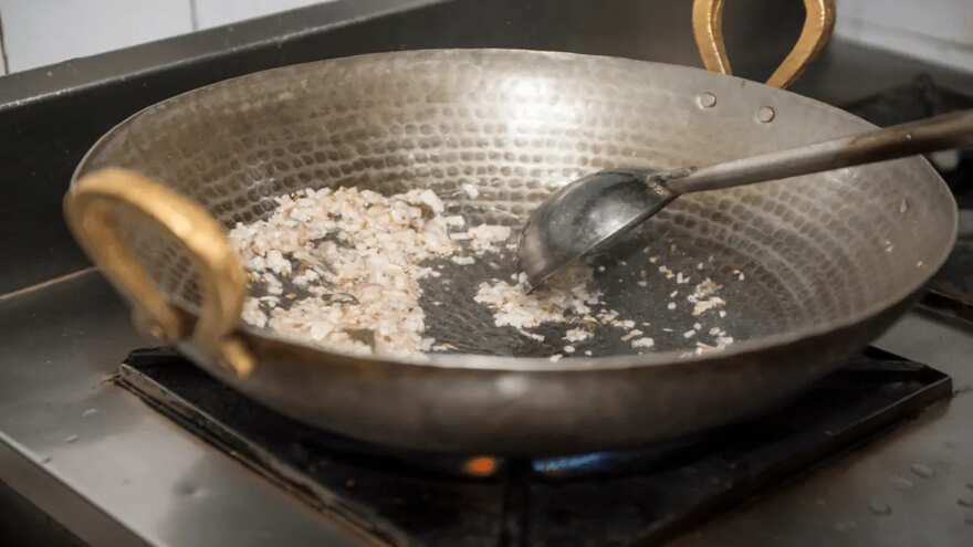 4 foods you must avoid cooking in an iron pan or kadhai