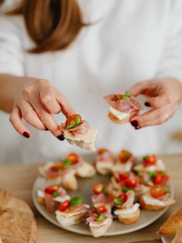 Delicious Baked Brie & Prosciutto Crostini For Your NYE Party