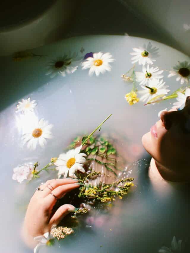 Did You Know These 7 Benefits Of Bathing With Herbal Water?