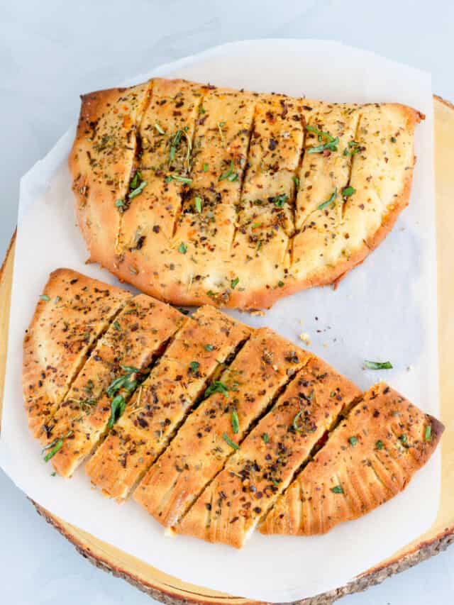 Stuffed,Garlic,Bread,And,Garlic,Bread,Slices,On,A,Wooden