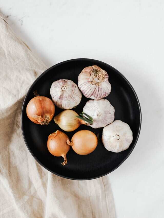 7 Ways To Reuse Garlic And Onion Peels Instead Of Throwing Them Out