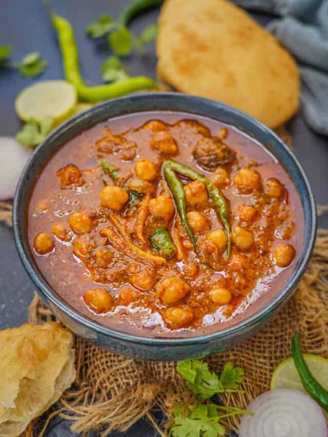 Chole Recipe: भटूरे या नान के साथ परोसें गरमा-गरम छोले, पंजाबी ढाबा जैसा असली स्वाद अब आपके घर पर